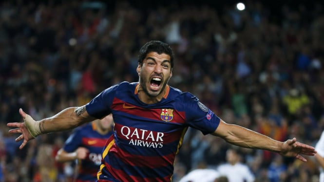 Penyerang Barcelona Luis Suarez merayakan gol yang dicetaknya saat melawan Bayer Leverkusen di stadion Camp Nou di Barcelona, Spanyol, 29 September 2015.