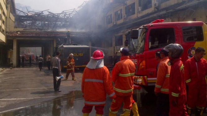 Kebabakaran melanda kantor Polda Jawa Tengah.