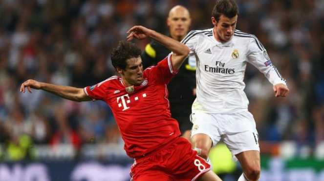 Gelandang Bayern Munich, Javi Martinez (kostum merah)