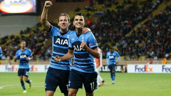 Pemain Tottenham Hotspur, Harry Kane (kanan) dan Erik Lamela (kiri)