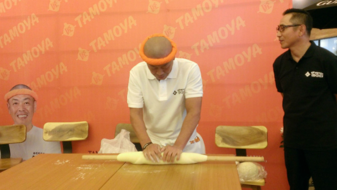 Tamotsu Kurokawa membuat udon.