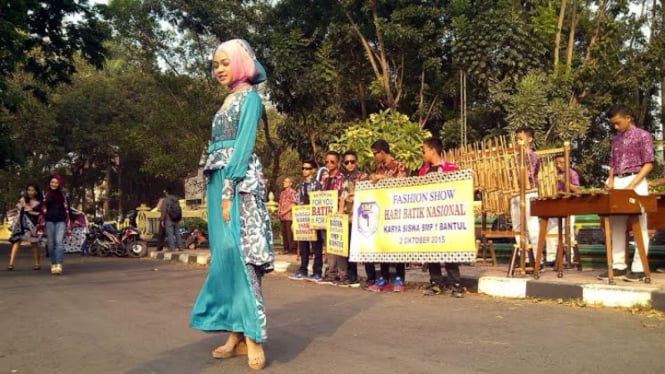 Peringati Hari Batik dengan fashion show jalanan