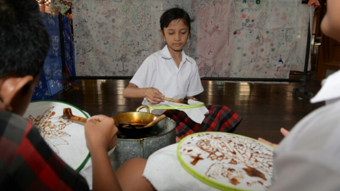 siswa belajar membatik