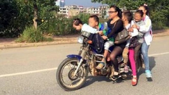 Satu motor dinaiki tujuh orang di China.