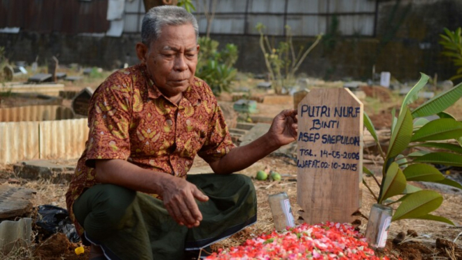 kerabat berdoa di makam Alm. Putri Nur Fauziah