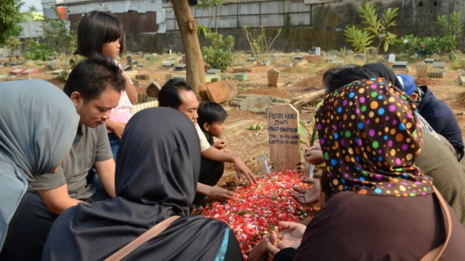 kerabat berdoa di makam Alm. Putri Nur Fauziah