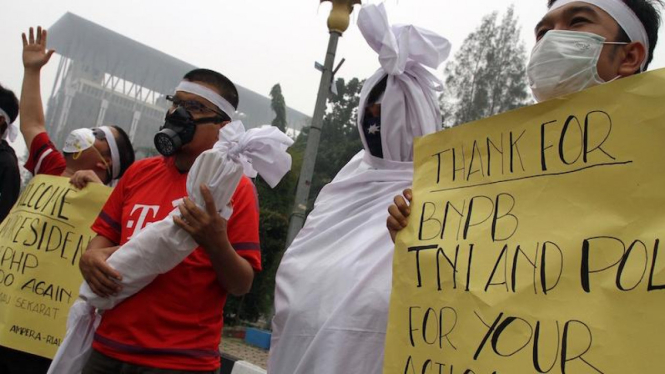 Pocong ikut aksi protes kabut asap di Riau