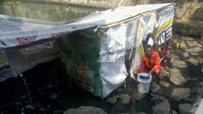 Warga mengambil air limbah rumah tangga