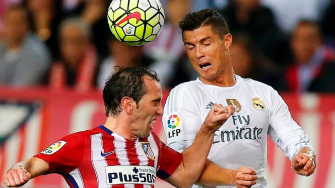 Bek Atletico Madrid, Diego Godin berduel dengan pemain Real Madrid, Cristiano Ronaldo.