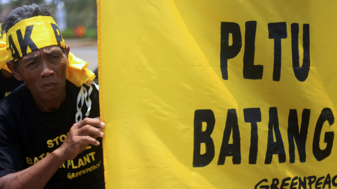 Aktivis Greenpeace demo menolak proyek PLTU Batubara Batang