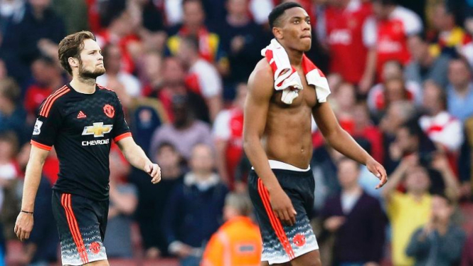 Penyerang Manchester United, Anthony Martial (kanan)