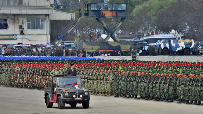 Presiden Jokowi Inspeksi Pasukan TNI