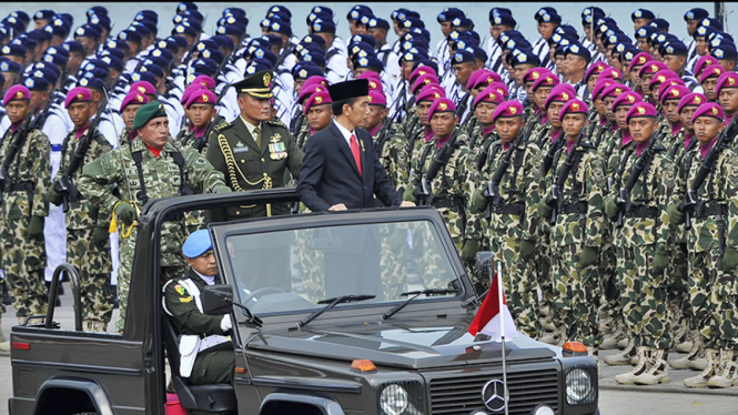 Presiden Jokowi Inspeksi Pasukan TNI