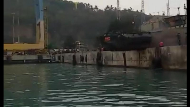 Aksi kendaraan amfibi TNI AL.