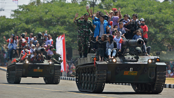 Warga jajal naik tank milik TNI