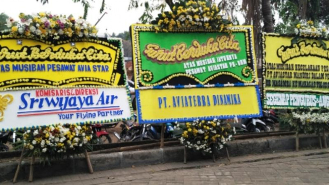 Karangan bunga untuk musibah Aviastar