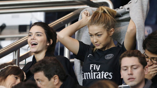 Kendall Jenner dan Gigi Hadid nonton pertandingan bola di Paris