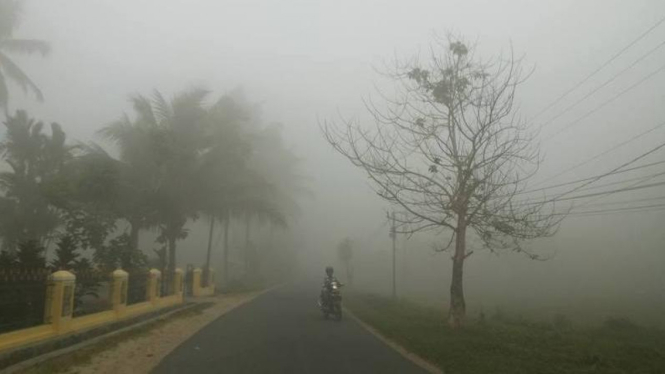Kabut asap di Payakumbuh, Sumatera Barat.