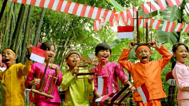 Pemain angklung cilik di Saung Angklung Udjo.