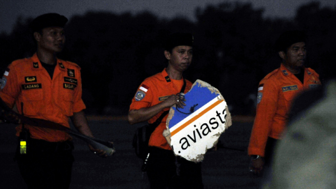 penyerahan kotak hitam dan serpihan pesawat aviastar