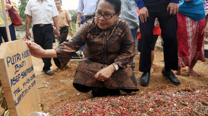 Menteri Yohana saat kunjungi makam anak korban pemerkosaan dan pembunuhan. 