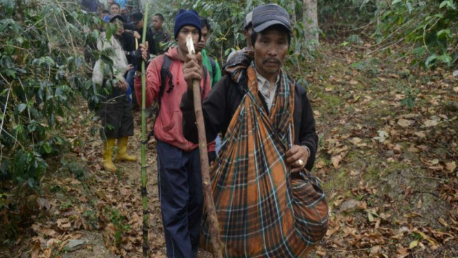 Warga menggendong jenazah korban Aviastar