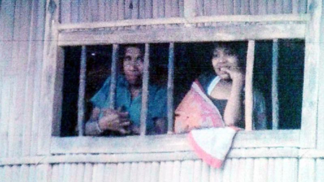 Perempuan suku terasing di Maluku.