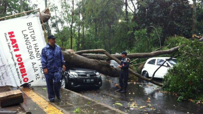 Bencana banjir dan angin kencang yang menimpa Kota Bandung