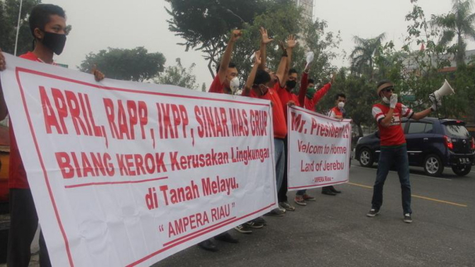 Aksi massa protes bencana kabut asap di Riau