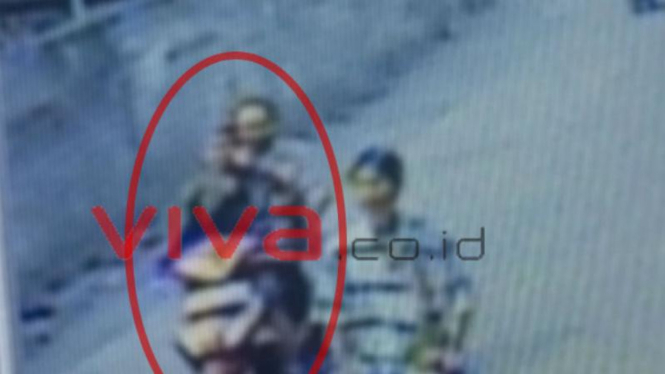 Rekaman CCTV warga yang memperlihatkan dua pria yang membawa anak.