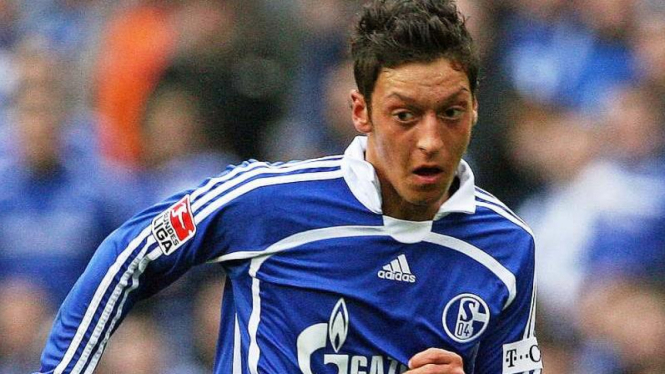 Mesut Oezil ketika masih membela Schalke 04.