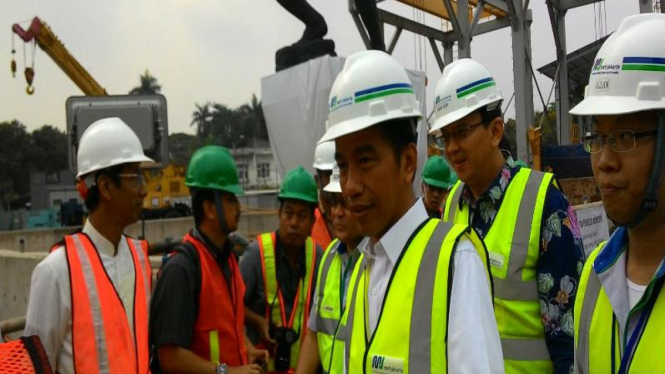 Presiden Jokowi meninjau proyek MRT