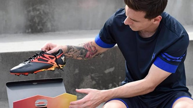 Lionel Messi dan sepatu barunya