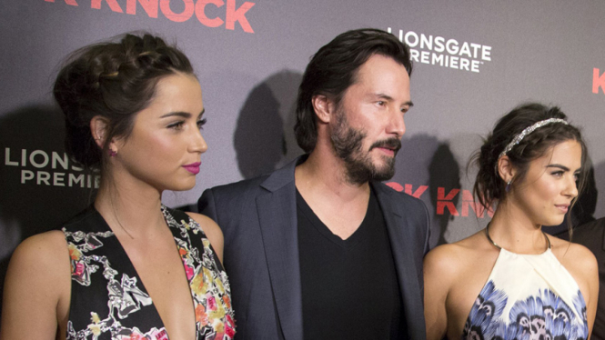 Keanu Reeves gandeng dua wanita cantik di screening film Knock Knock