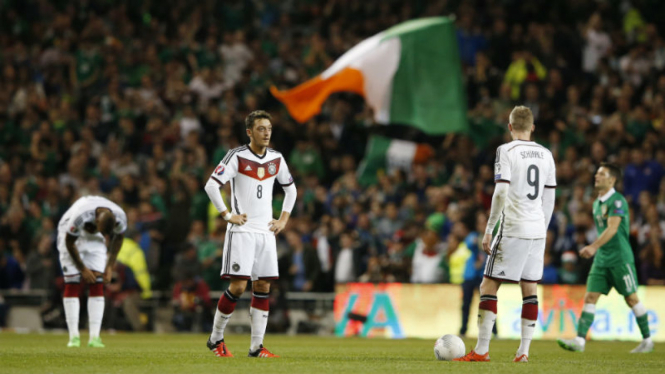 Para pemain Jerman tertunduk lesu usai gol Rep. Irlandia