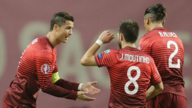 Pemain Portugal merayakan gol Joao Moutinho ke gawang Denmark