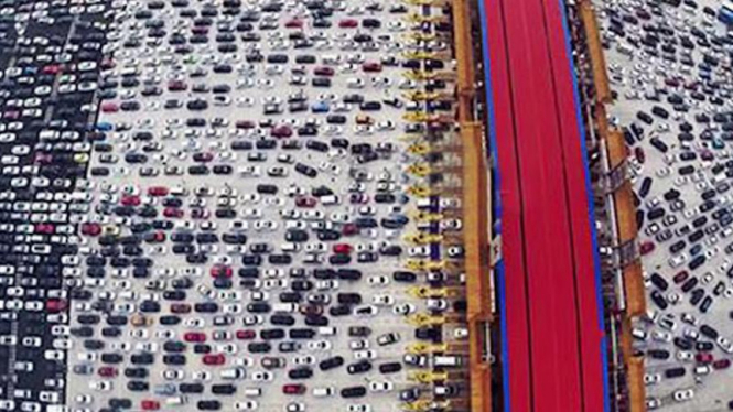 Kemacetan jalan tol di China.