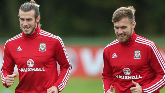 Pemain Timnas Wales, Gareth Bale (kiri) dan Aaron Ramsey (kanan)