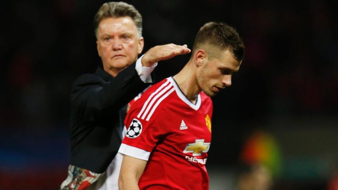 Manajer Manchester United, Louis van Gaal (kiri) bersama Morgan Schneiderlin.