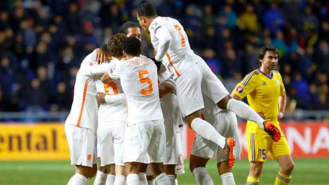 Para pemain Belanda merayakan gol ke gawang Kazakhstan
