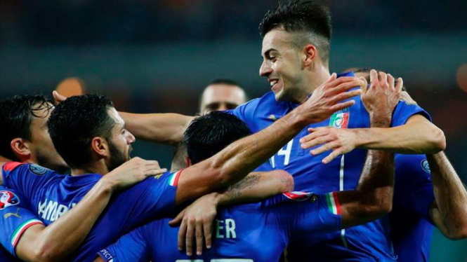 Para pemain Italia merayakan gol ke gawang Azerbaijan