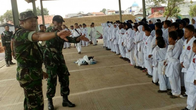 TNI AD melatih Karate antisipasi kejahatan anak.