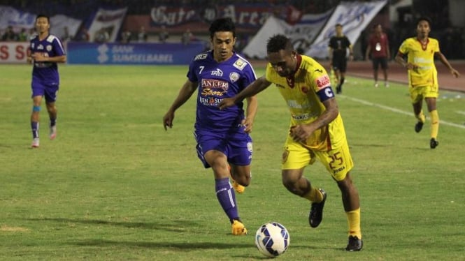 Pemain Sriwijaya FC, Titus Bonai di pertandingan melawan Arema Cronus