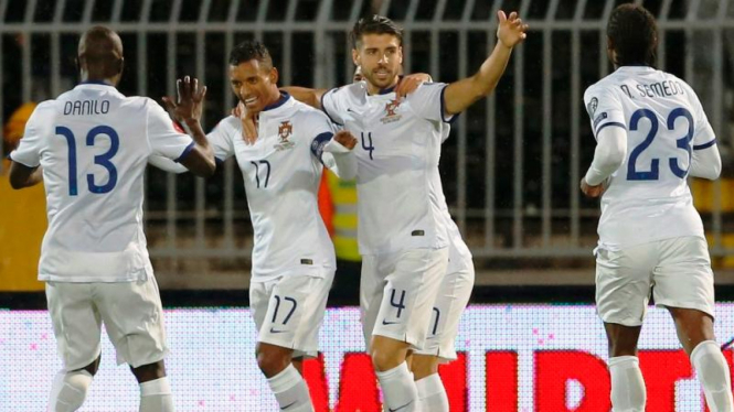 Para pemain Portugal merayakan gol Nani ke gawang Serbia