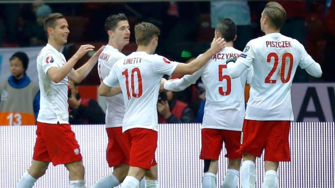 Para pemain Polandia merayakan gol ke gawang Republik Irlandia