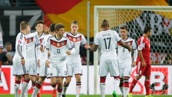 Para pemain Jerman merayakan gol ke gawang Georgia