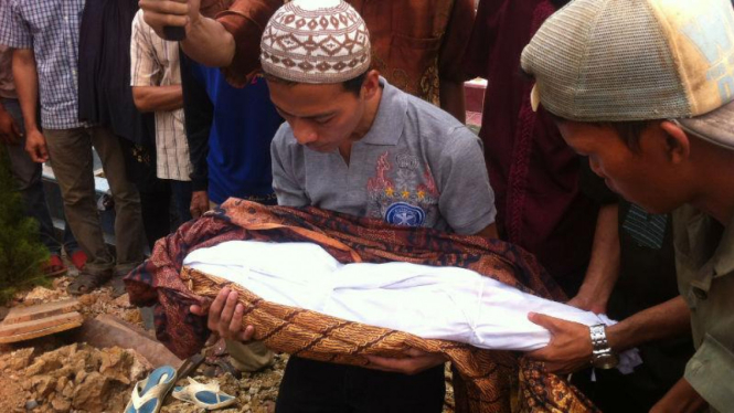Arika Patina Ramadhani, bayi korban asap dimakamkan