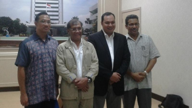 Ketua Satlak Prima, Achmad Sutjipto (kedua dari kiri) di kantor Kemenpora