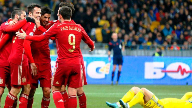 Para pemain Spanyol merayakan gol ke gawang Ukraina