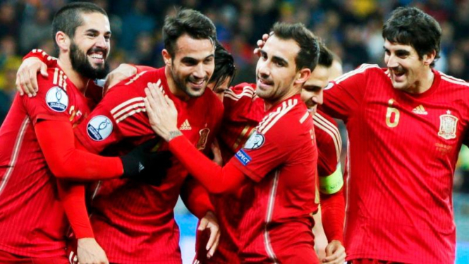 Para pemain Spanyol merayakan gol ke gawang Ukraina
